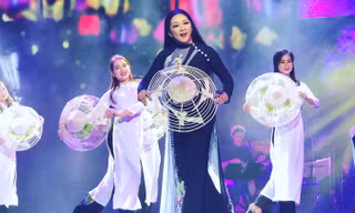 Như Quỳnh với ca khúc “Chờ người” (Khánh Băng).