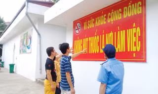 Biển hiệu cấm hút thuốc lá tại nơi làm việc để bảo vệ sức khỏe cộng đồng.