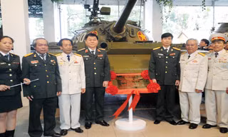 Các cựu binh Nguyễn Văn Tập, Lê Văn Phượng, Vũ Đăng Toàn, Ngô Sĩ Nguyên (thứ 2, 3, 6, 7 từ trái sang) tại Lễ công bố xe tăng 390 là Bảo vật quốc gia. Ảnh: K.N.