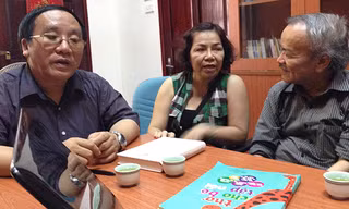 Các nhà văn (từ trái qua): Trần Đăng Khoa, Nguyễn Thị Anh Thư, Nguyễn Hoàng Sơn tại Trung tâm.