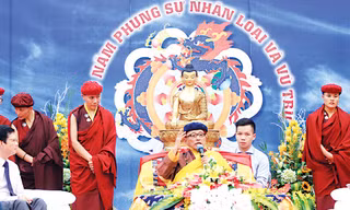 Từng dẫn đầu nhiều chuyến bộ hành (Pad Yatra) vì môi trường tại nhiều quốc gia, Pháp vương hy vọng ngày nào đó thiện hạnh này được thực hiện tại Việt Nam. Ảnh: Nguyễn Mạnh Hà.