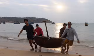 Nụ cười của ngư dân khi mùa về bội thu. Ảnh H. Văn.