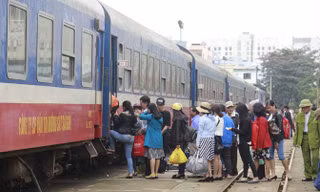 Hành khách đi tàu tại ga Đà Nẵng.