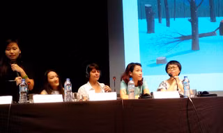 Từ trái qua: Phạm Thu Thùy, Nguyễn Thùy Trang, Annette Kôhn, MC Thùy Linh và nhà báo Nguyễn Quỳnh Hương. Ảnh: H.T.