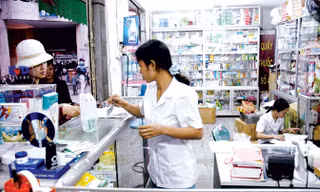 Người bệnh đang phải chấp nhận tù mù giá thuốc. Ảnh: Hồng Vĩnh.