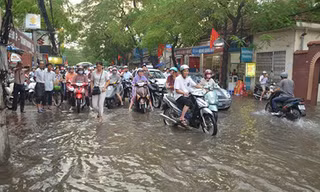 Các quận huyện, sở ngành tổ chức trực ban 24/24 h, theo dõi, tổng hợp và báo cáo kịp thời mọi diễn biến mưa, lũ, úng ngập.
