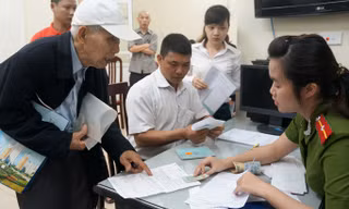 Sổ hộ khẩu hiện đang là yêu cầu bắt buộc trong nhiều thủ tục hành chính đối với người dân. Ảnh: Như Ý.