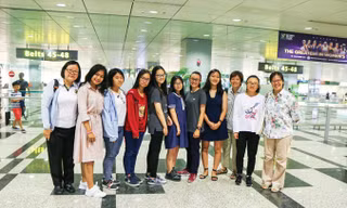 Học sinh nhận học bổng A*Star đến từ Việt Nam, Indonesia và Trung Quốc cùng các cô giáo ra đón tại sân bay Changi, Singapore.