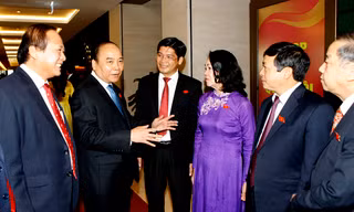 Thủ tướng Nguyễn Xuân Phúc trao đổi với các đại biểu Quốc hội bên lề kỳ họp thứ 2, Quốc hội khóa XIV sáng 20/10. Ảnh: Như Ý.