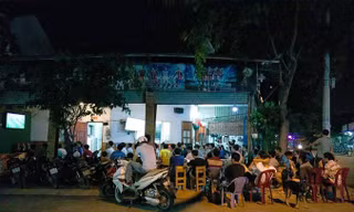 Ðằng sau những trận cầu nghẹt thở là không ít trường hợp sinh viên thua độ, phải cầm cố máy tính, điện thoại. Ảnh: N.T.