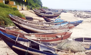 Thuyền của ngư dân Cửa Việt phơi mình trên cát. Ảnh: Khánh Huyền.