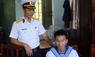 Thượng tá Vũ Duy Khánh và binh nhất Vũ Duy Anh trên đảo Sơn Ca, trước khi cha con chia tay nhau.