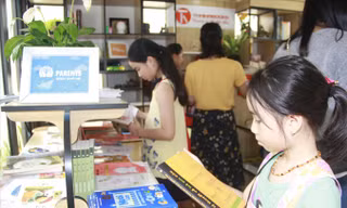 Càng nhiều hội chợ sách, người dân càng có cơ hội mua sách ưu đãi. Ảnh: Toan Toan.