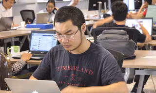 Một buổi làm việc của sinh viên ĐH Bách khoa Hà Nội tại không gian khởi nghiệp của BK Holding.