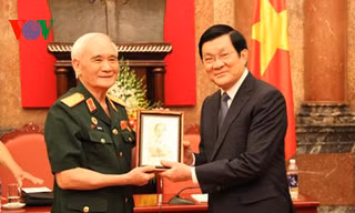 Chủ tịch nước Trương Tấn Sang tặng quà đại diện cho Ban liên lạc Quân đoàn 3. Ảnh: VOV