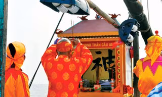 Cúng biển nơi Cửa Đại. Ảnh: N.Linh.