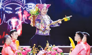 Lên đồng ngày càng được khai thác ở khía cạnh sân khấu hóa. Ảnh: Toan Toan.