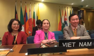 PGS.TS Nguyễn Thị Hiền (bìa trái) trong Đoàn VN tham dự Hội nghị lần thứ 11 của UBLCP UNESCO về bảo vệ Di sản VHPVT. Ảnh: Lan Hương.