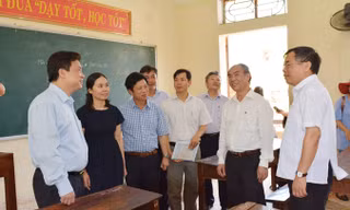 Đoàn kiểm tra của Bộ GD&ĐT đang thị sát một điểm thi tại Hải Dương. Ảnh: Nghiêm Huê