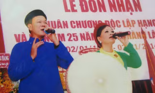 Nhạc sỹ Quý Thăng trong một tiết mục Quan họ.