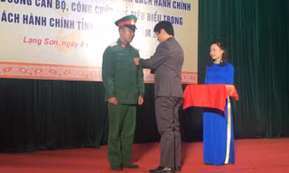 Binh nhất Triệu Văn Nam (trái) nhận Huy hiệu “Tuổi trẻ dũng cảm” của T.Ư Đoàn. Ảnh: Duy Chiến.