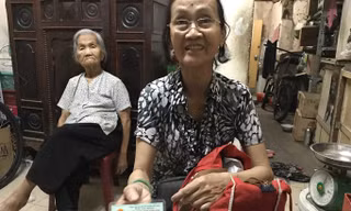 Bà Trần Thị Nhuận kể lại câu chuyện của con trai bà. Ảnh: Văn Minh.