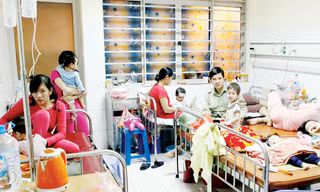 Bệnh viện Nhi Trung ương cam kết bệnh nhân không nằm ghép khiến người dân quan tâm nhưng cũng không ít ý kiến bày tỏ lo lắng . Ảnh: Ngọc Châu.