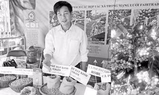 Ông Phúc giới thiệu sản phẩm của nông dân Ea Kiết (ảnh to); Cà phê Moka vàng do anh Khanh phát hiện, nhân giống ở Cầu Đất (ảnh nhỏ).