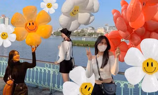 Giới trẻ Hà Nội "đu trend" chụp ảnh với bóng bay hoa cúc: Bị ép giá, chưa chụp xong bóng đã bay mất!