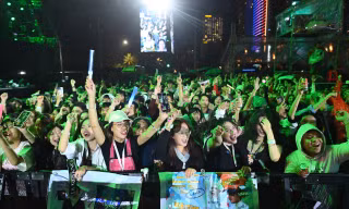 Giới trẻ "quẩy hết mình" tại phố đi bộ trong đêm Countdown đón năm mới 2025