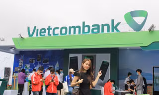 Nam thanh nữ tú rầm rộ chia sẻ ảnh tại gian hàng của Vietcombank tại Sóng Festival