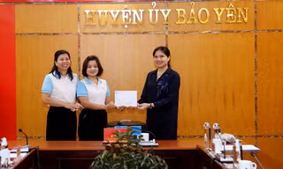 Chủ tịch Hội Liên hiệp Phụ nữ Việt Nam trao đổi về bình đẳng giới tại Lào Cai