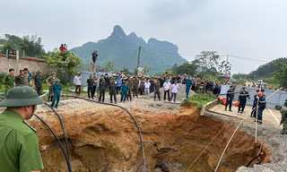 Bơm nước tìm người và xe rơi xuống 'hố tử thần' ở Bắc Kạn