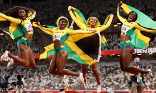Các cô gái Jamaica chạy như 'xé gió', thống trị nội dung chạy tiếp sức 4x100m
