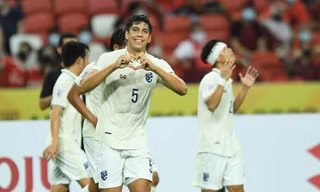 Thắng dễ Singapore 2-0, Thái Lan tránh gặp Việt Nam ở bán kết