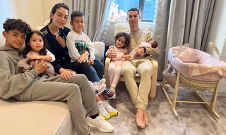 Ronaldo lần đầu đăng ảnh vợ và con gái mới sinh, xúc động cảm ơn CĐV Liverpool 
