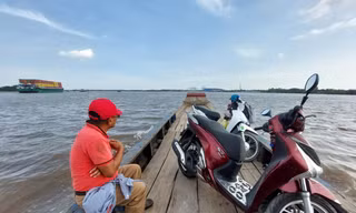 Hiểm nguy từ những chuyến đò: Người dân cho rằng thời gian ngắn, không cần mặc áo phao