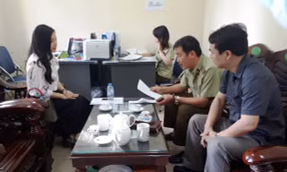 Đại diện Cty TS Việt Nam làm việc với QLTT. Ảnh: Dân việt.