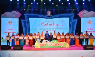 35 thầy cô giáo tiêu biểu nhận giải thưởng 'Cánh én hồng'
