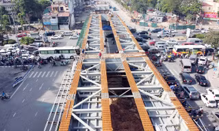 Giờ cao điểm tại nút giao Hoàng Quốc Việt - Nguyễn Văn Huyên.