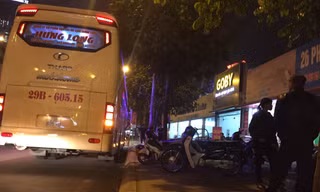 Cận cảnh “bến dù” đón khách dưới lòng đường