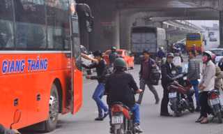 “Nhộn nhịp” cảnh dừng xe bắt khách trước bến Nước Ngầm