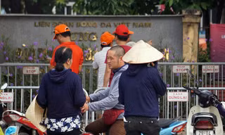 Vài tiếng trước trận Việt Nam-Malaysia, vé 'chợ đen' vẫn bị hét giá tiền triệu