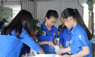 Hàng trăm suất cơm trao tay ấm lòng sĩ tử đi thi THPT quốc gia