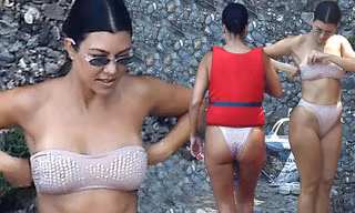 Chị cả nhà Kim Kardashian dáng tròn trịa hút mắt trên biển
