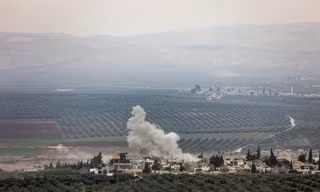 Khói bốc lên từ làng Deir Ballut ở vùng Afrin, Syria sau một cuộc không kích do Thổ Nhĩ Kỳ tiến hành ngày 10/2. (Nguồn: AFP/TTXVN) 