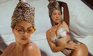 Chị cả 40 tuổi nhà Kardashian đường cong tròn đầy ngất ngây
