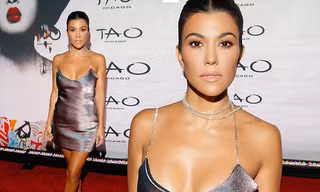 Chị cả nhà Kim Kardashian váy ngắn dáng thon hút mắt