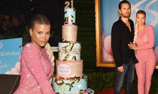 Mặc kín đáo, Sofia Richie vẫn quá đỗi gợi cảm bên bạn trai hơn 16 tuổi