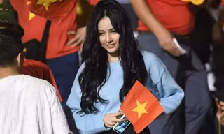 Cô gái xinh như mộng trên khán đài chung kết bóng đá nam SEA Games 30